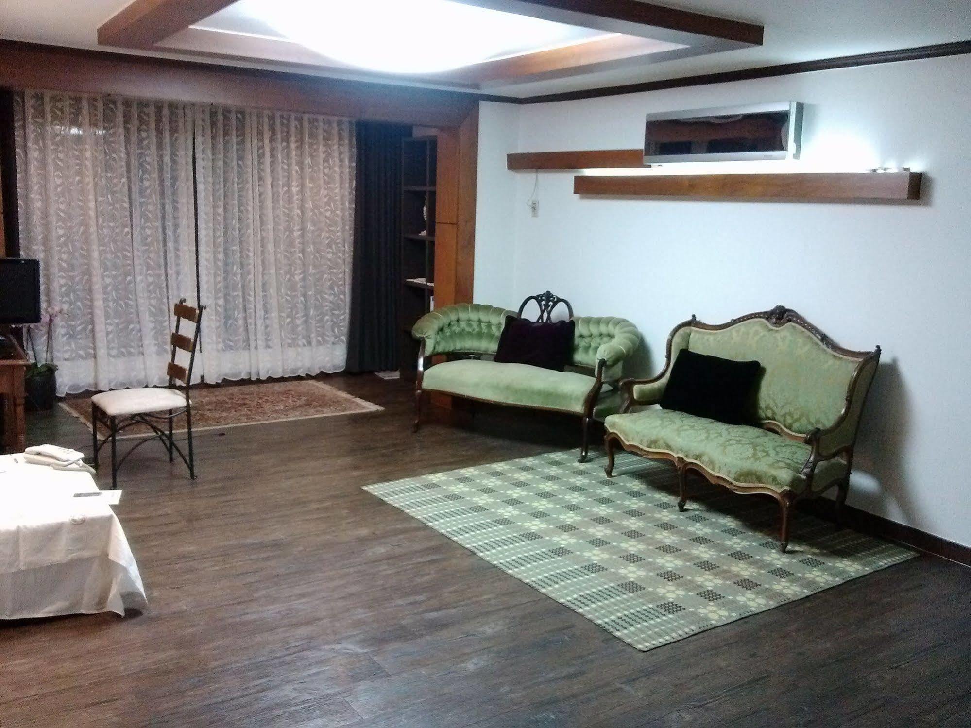 K Star Road Guesthouse - Hostel Seoul Exterior photo