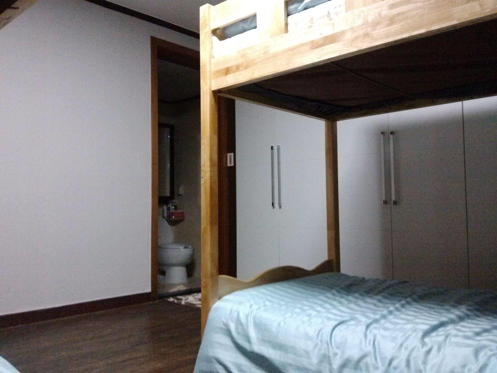 K Star Road Guesthouse - Hostel Seoul Exterior photo