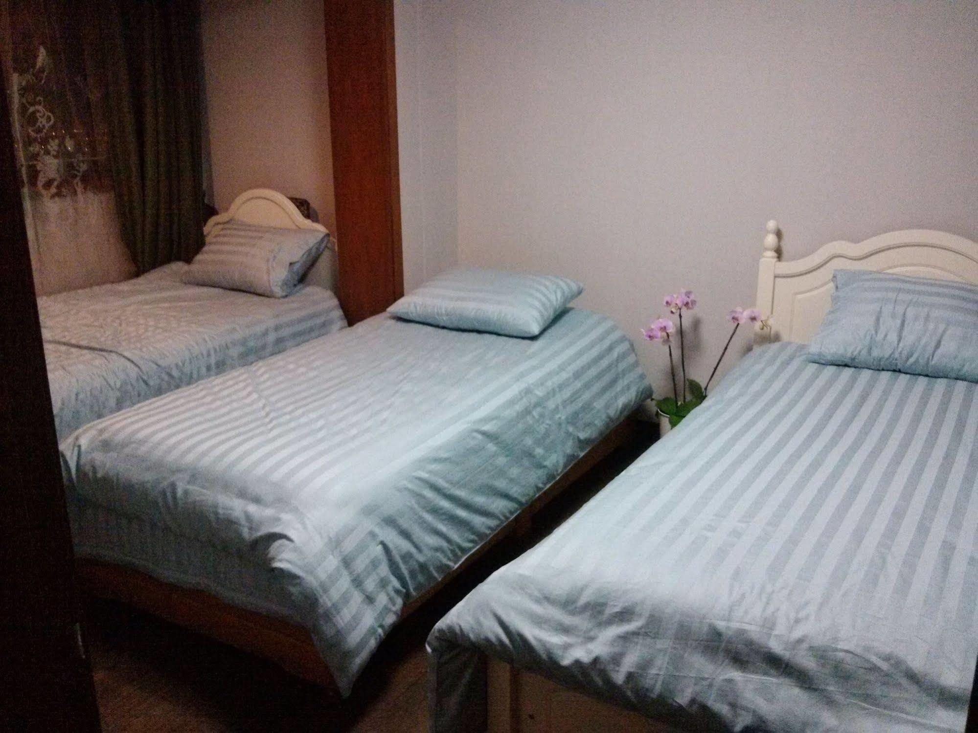 K Star Road Guesthouse - Hostel Seoul Exterior photo